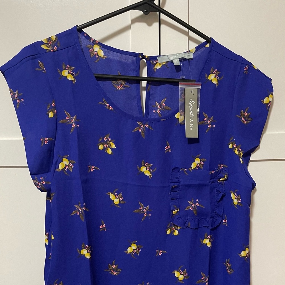 Cute shirt with lemons